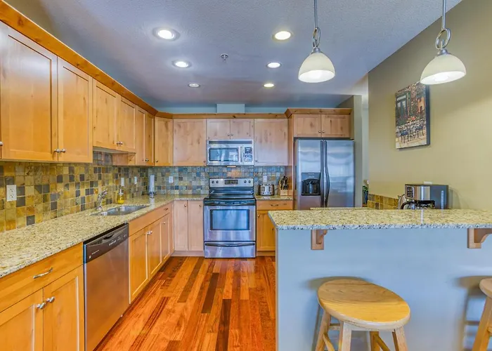 Rundle Rise - Spacious Condo Steps From Main Street